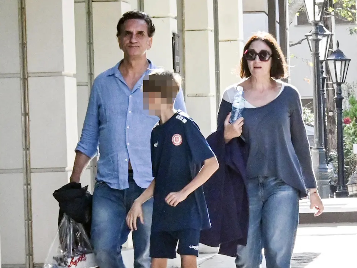 Νίκος Ψαρράς – Έλενα Καρακούλη: Σπάνια εμφάνιση στο κέντρο της Αθήνας με τον 11χρονο γιο τους – Φωτογραφίες