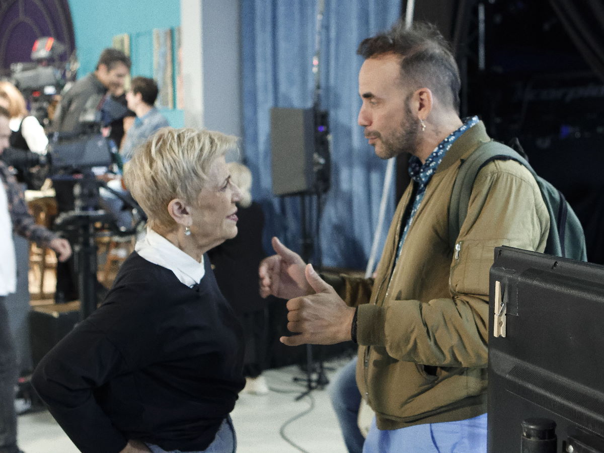 Στην Aγκαλιά του Φάνη: Backstage φωτογραφίες από τα γυρίσματα με τον Πάνο Μουζουράκη και τη Χρύσα Ρώπα