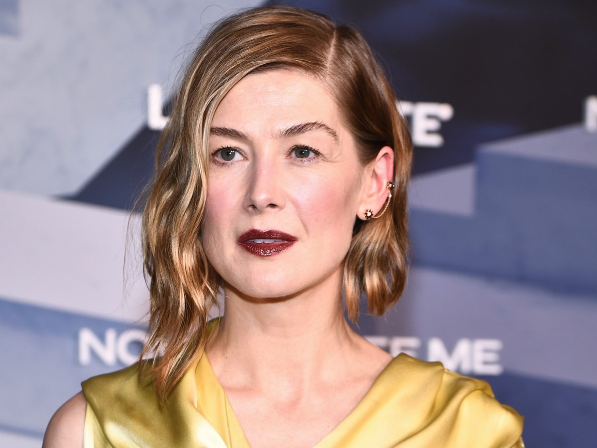 Rosamund Pike: Φοράει το κραγιόν που θα χρειαστείς τους επόμενους μήνες