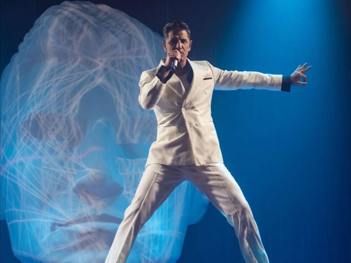 Σάκης Ρουβάς: Το σοκαριστικό ατύχημα επί σκηνής – Τι θα γίνει με την εμφάνισή του στα Madwalk 2025