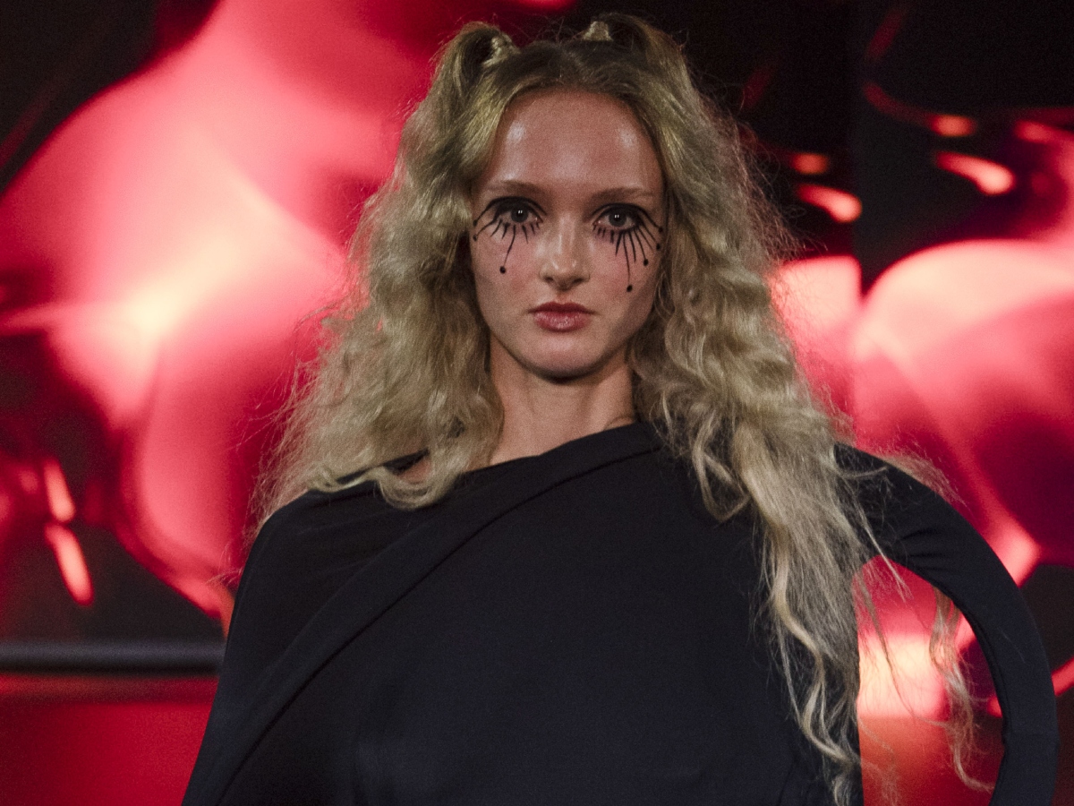 Ο κομμωτής της Kate Moss λέει ότι τα τολμηρά, ανεπιτήδευτα παιχνιδιάρικα μαλλιά θα είναι η μεγαλύτερη τάση του 2026