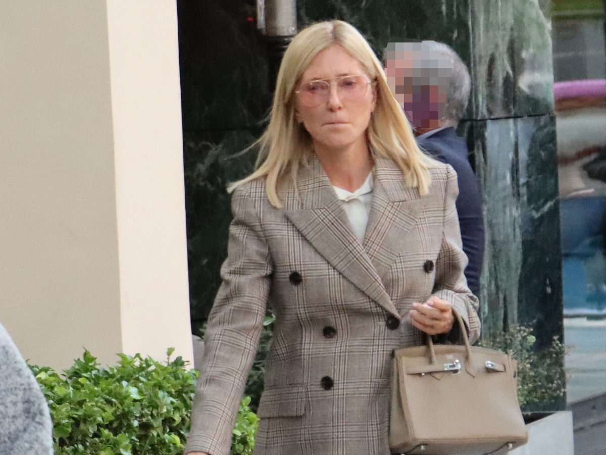 Μαρί Σαντάλ: Βόλτα στο κέντρο της Αθήνας με τον σκύλο της – Φωτογραφίες