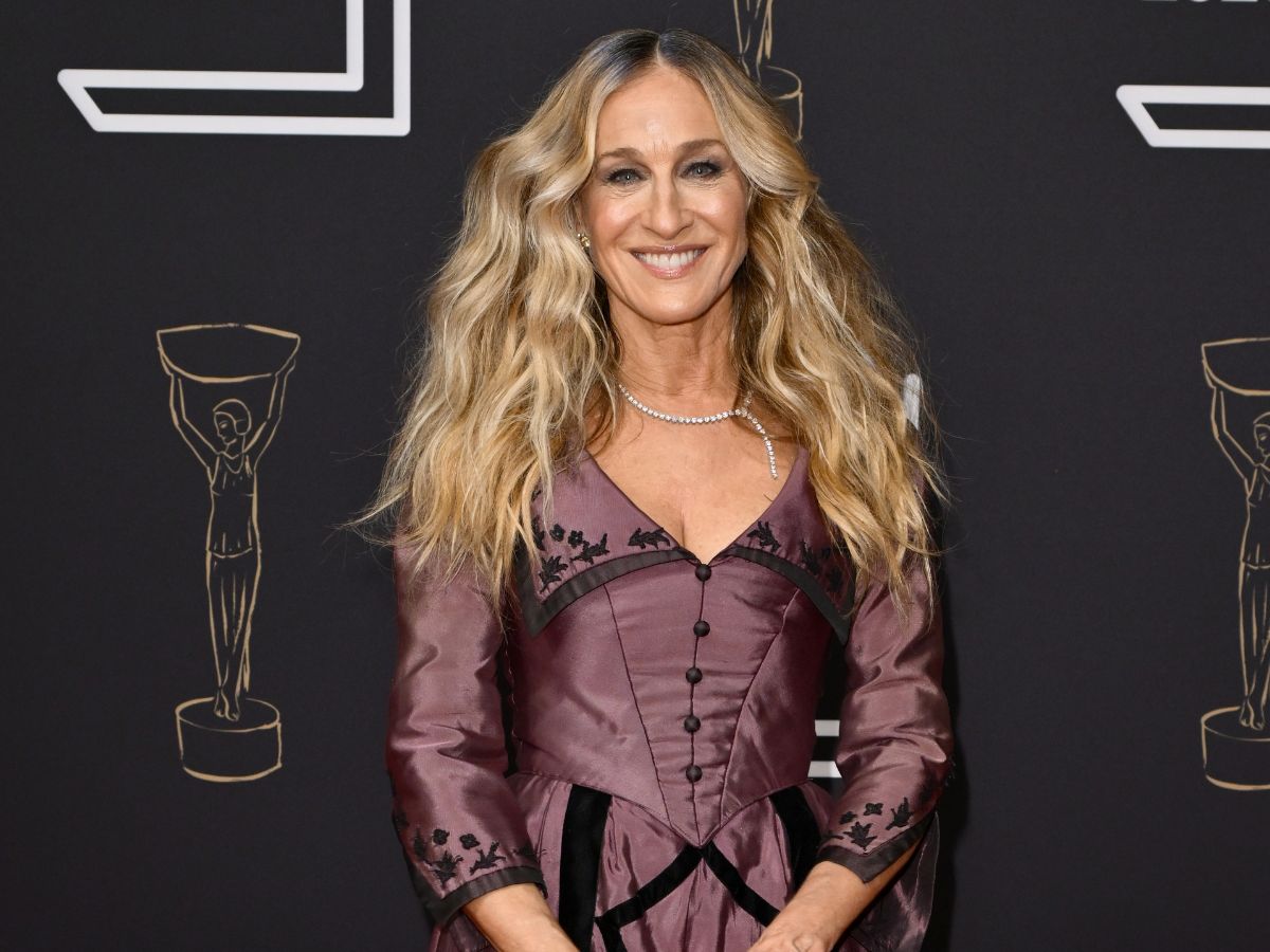 Sarah Jessica Parker: Το μακιγιάζ και τα μαλλιά της έκλεψαν την παράσταση στο Booker Prize 2025