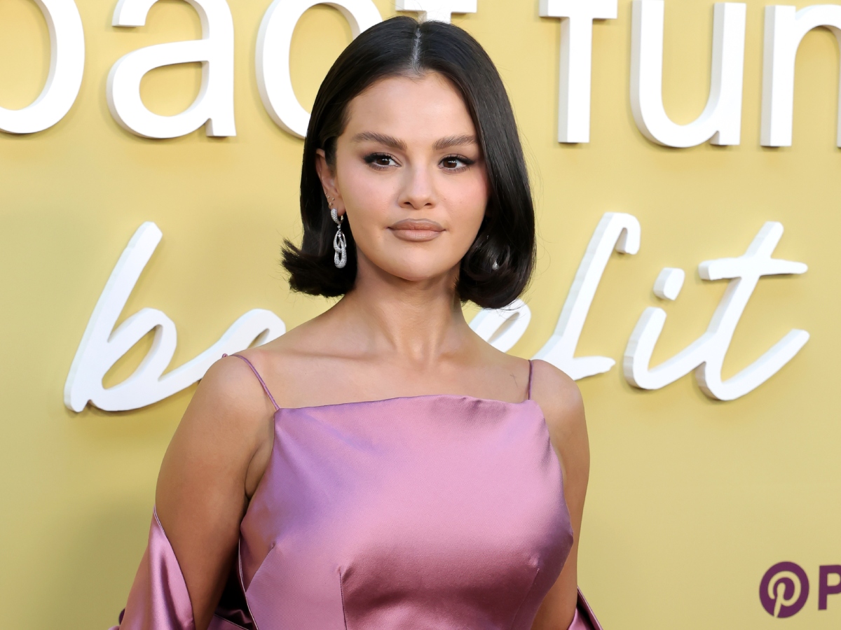 Μακιγιάζ: Το winter glam look της Selena Gomez που θα θέλεις να αντιγράψεις