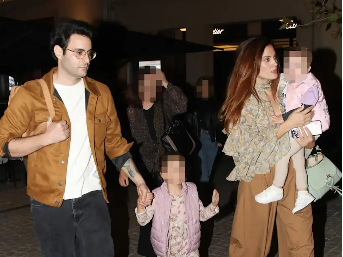 Μαίρη Συνατσάκη – Ίαν Στρατής: Στο θέατρο με την 3χρονη κόρη τους, Ολίβια – Φωτογραφίες