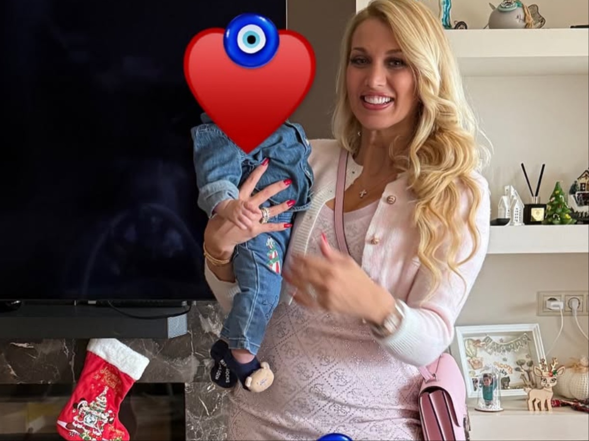 Κωνσταντίνα Σπυροπούλου: Το χριστουγεννιάτικο δέντρο που στόλισε στο σαλόνι του σπιτιού της