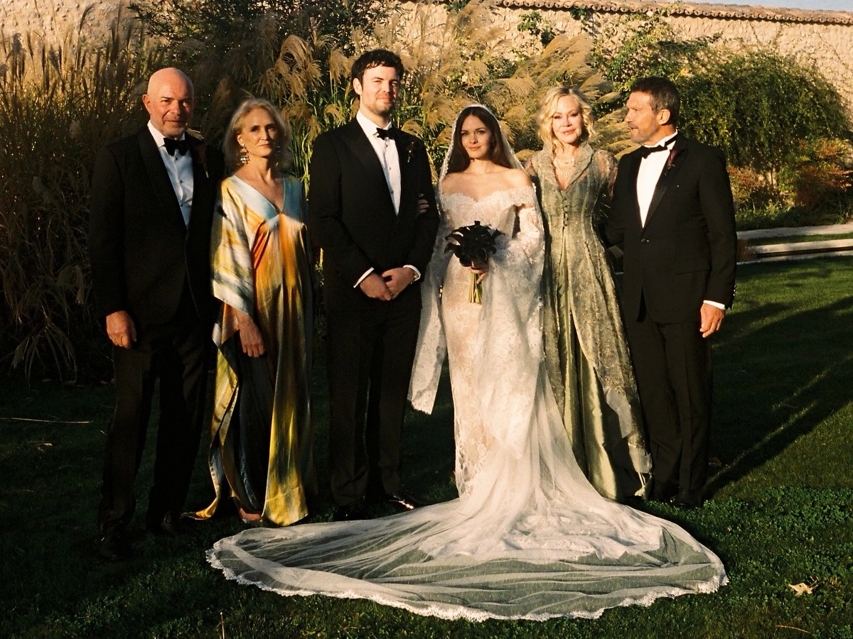 Stella Banderas: Η κόρη του πασίγνωστου ηθοποιού μοιράστηκε φωτογραφίες από τον γάμο της – «Παντρεύτηκα τον καλύτερο φίλο μου»