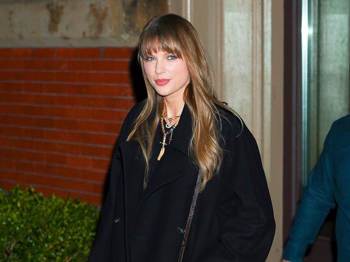 Τα glitter cinnamon νύχια της Τaylor Swift αποθεώνουν την τάση του toasted μανικιούρ