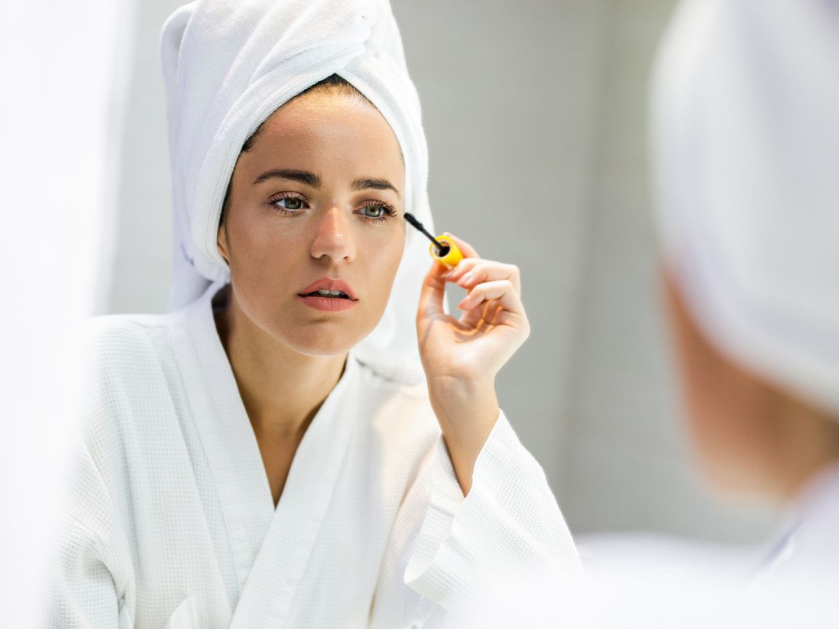 Πλούσιες βλεφαρίδες με βαζελίνη: Αξίζει να δοκιμάσεις το trend που κάνει θραύση στο Tik Tok;