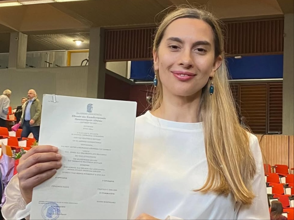 Βίκυ Βολιώτη: Πήρε το πτυχίο της δίπλα στην κόρη της, Άννα – «Κάλλιο αργά παρά ποτέ»