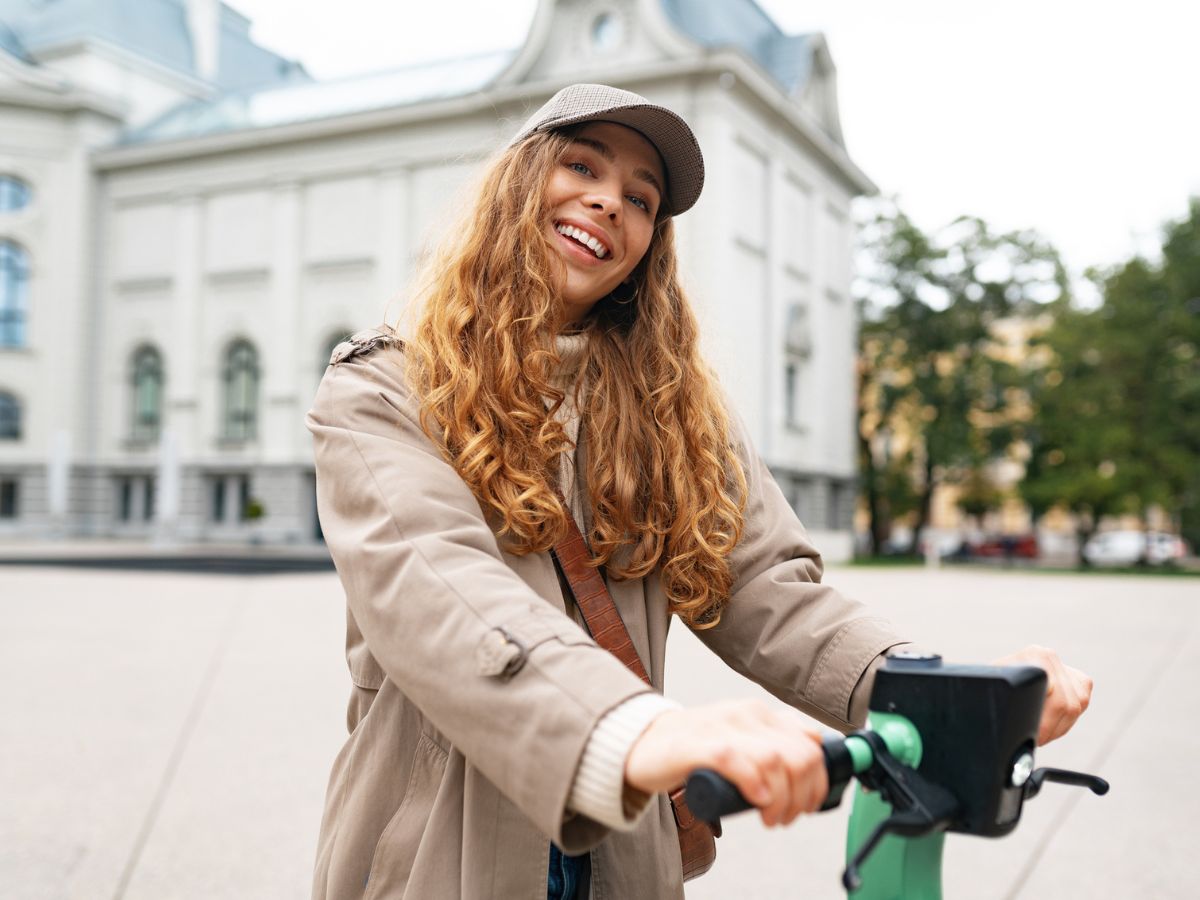 Winter hat hair: Με αυτά τα tips θα φορέσεις το αγαπημένο σου αξεσουάρ μαλλιών διατηρώντας τέλειο το χτένισμά σου!