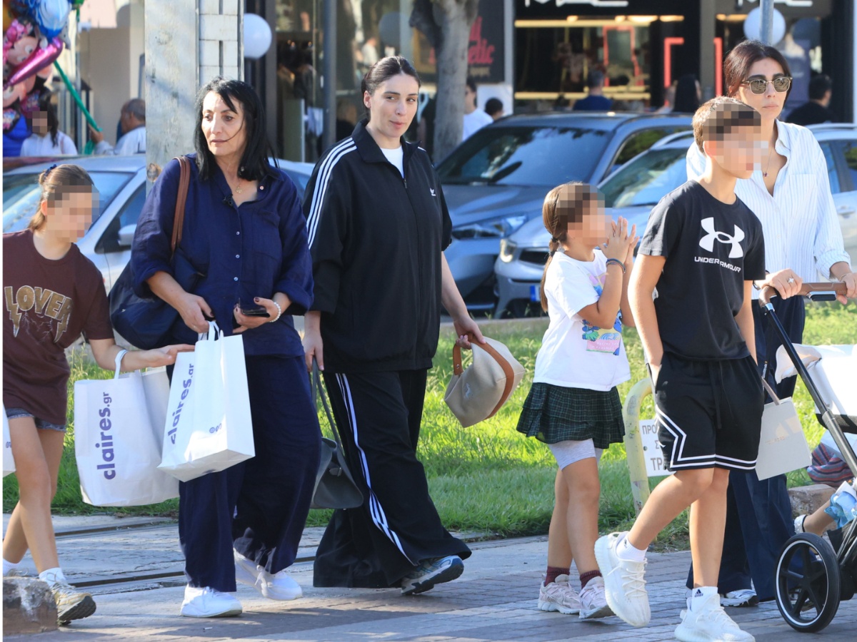 Ολυμπία Χοψονίδου – Βαλέρια Χοψονίδου: Βόλτα με τη μητέρα τους και τα παιδιά τους στη Γλυφάδα – Φωτογραφίες
