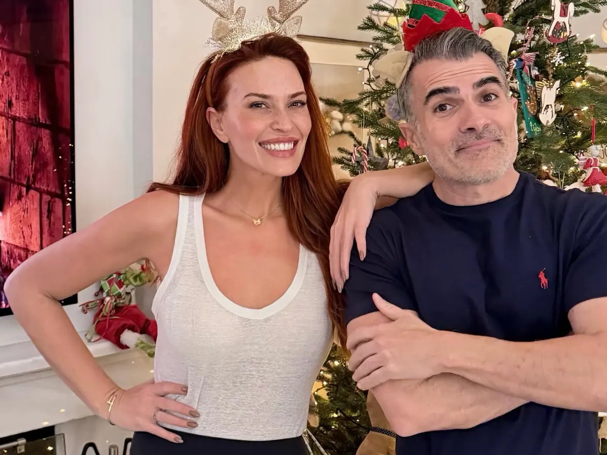 Σίσσυ Χρηστίδου: Στόλισε το χριστουγεννιάτικο δέντρο του σπιτιού της με βοηθό τον Παύλο Σταματόπουλο – Φωτογραφίες