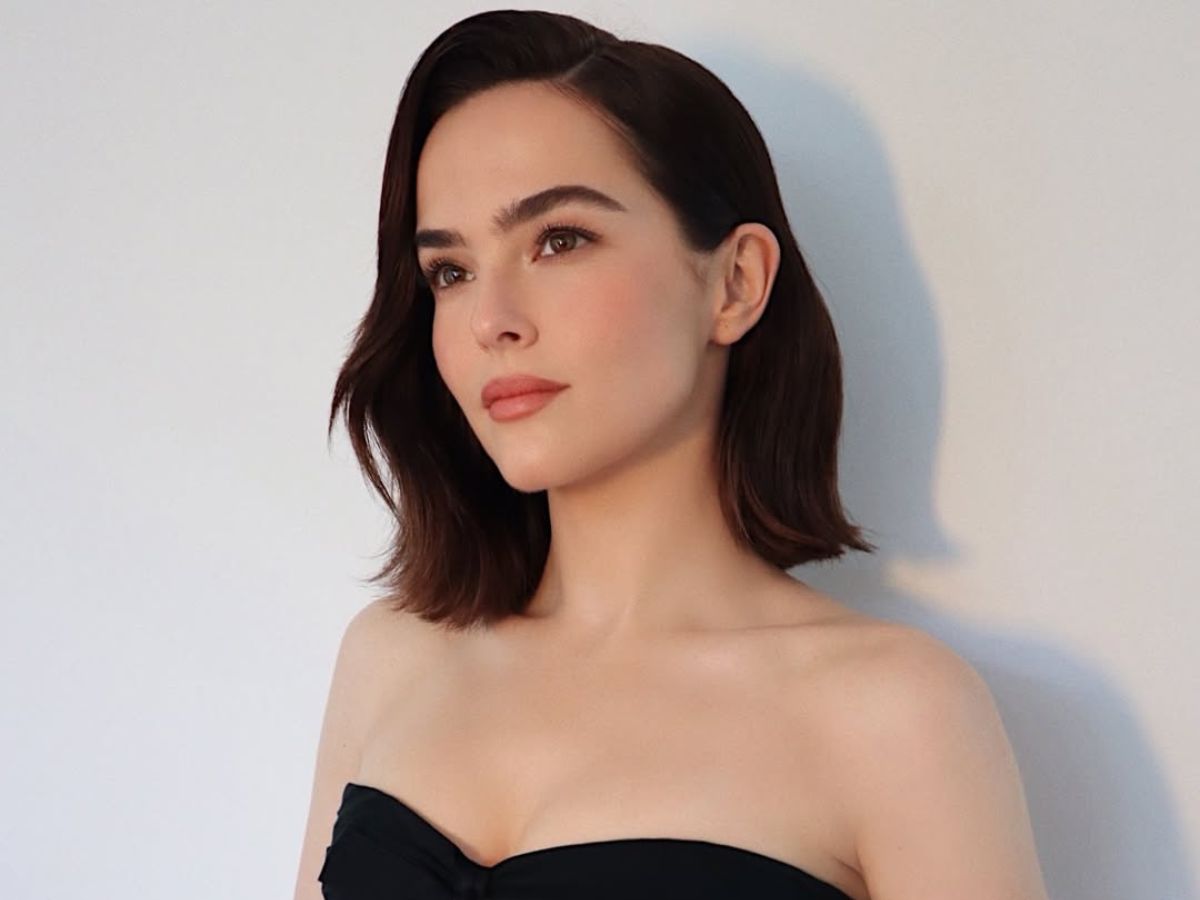 Zoey Deutch: Αποδεικνύει ότι το ροδακινί έχει τελικά μια θέση στο χειμερινό μακιγιάζ