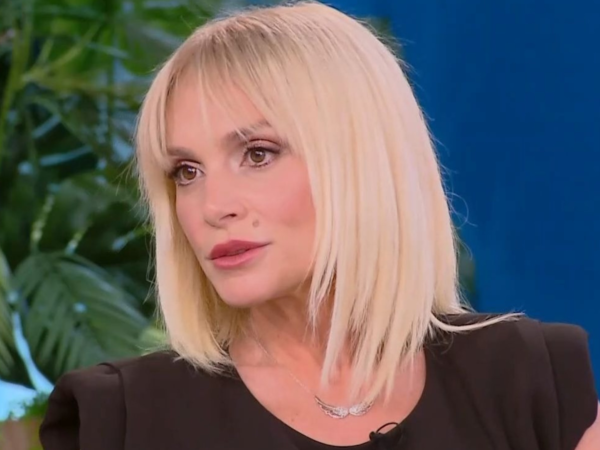 Ελεωνόρα Ζουγανέλη: «Τις γυναίκες που δεν έχουν παιδιά, τις βλέπουν σαν “κακομοίρες” – Δεν έχω αφιερώσει ποτέ τραγούδι στον Νίκο Συρίγο»