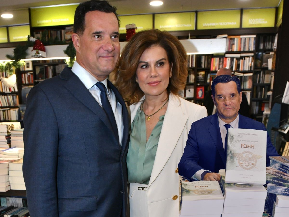 Άδωνις Γεωργιάδης: Στο κέντρο της Αθήνας για να υπογράψει αντίτυπα του βιβλίου του – Στο πλευρό του η Ευγενία Μανωλίδου