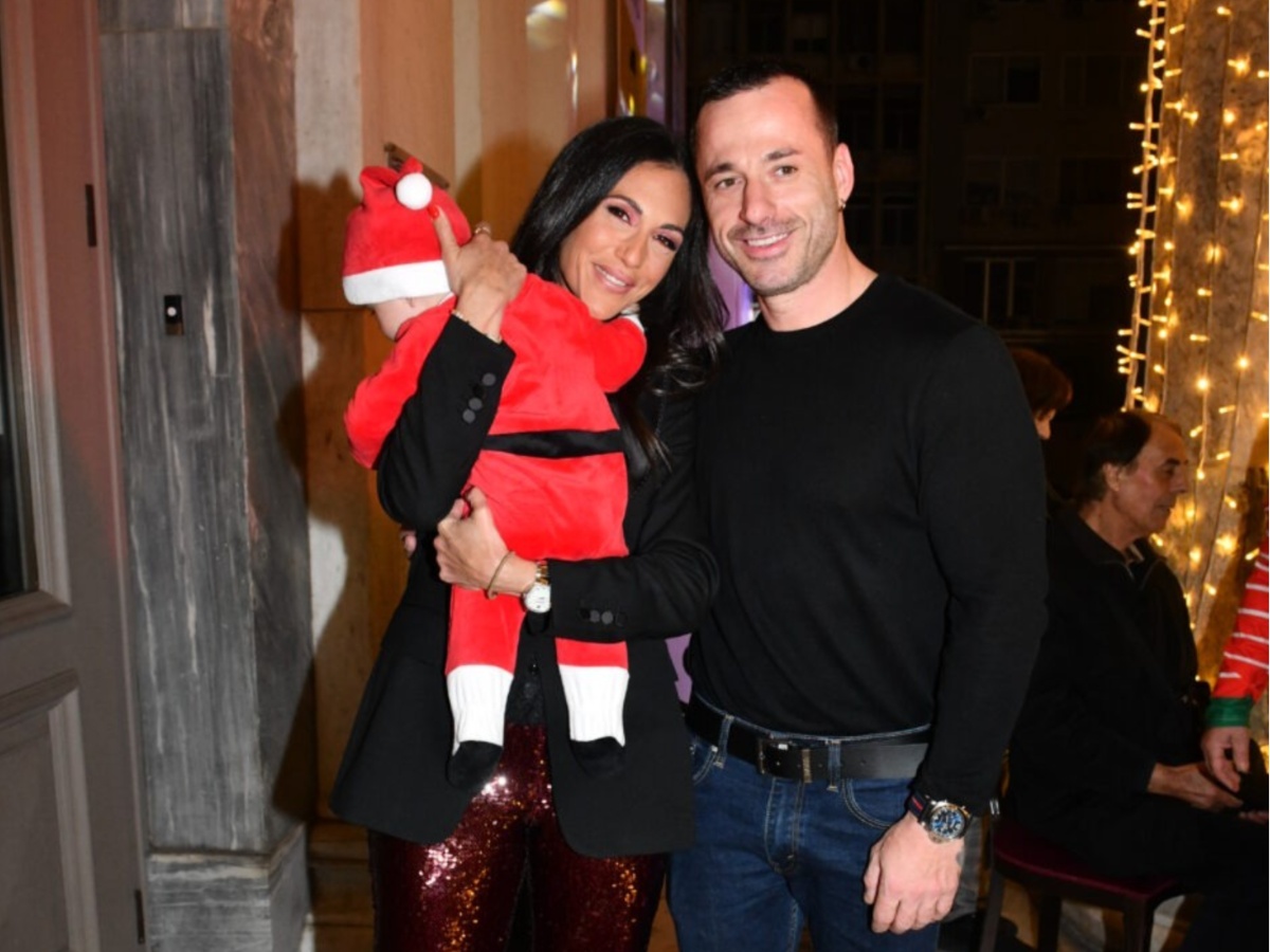 Ανθή Βούλγαρη: Φωτογραφίζει τον εννέα μηνών γιο της κάτω από το χριστουγεννιάτικο δέντρο