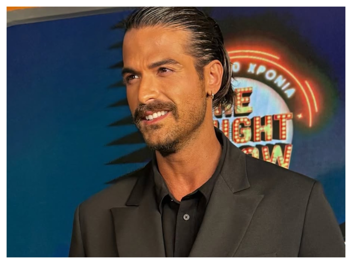 Άρης Μουγκοπέτρος: Η φωτογραφία με τις κόρες του μπροστά από το χριστουγεννιάτικο δέντρο – «Πολύ δύσκολη χρονιά»