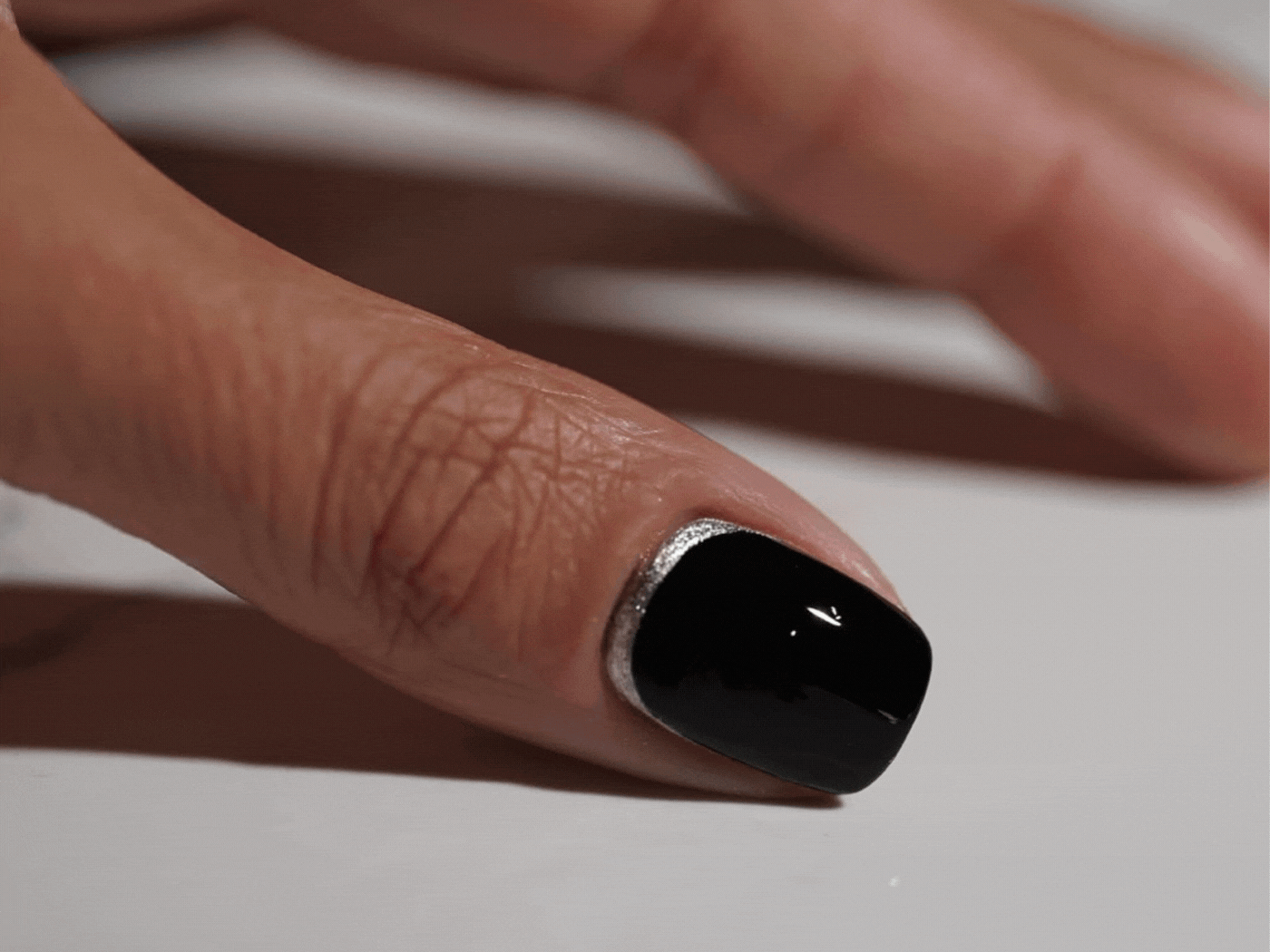 Black & Glam: Πώς να φορέσεις το μαύρο μανικιούρ τις γιορτές