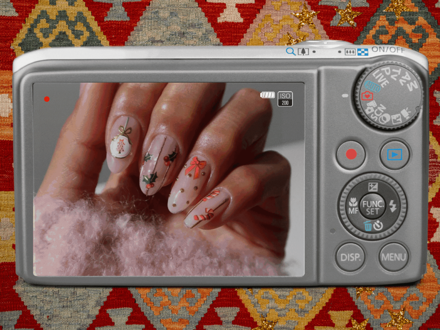 To μανικιούρ των Χριστουγέννων: Minimal ή μαξιμαλιστικό είναι εκείνο που θα αναβαθμίσει το festive beauty look σου