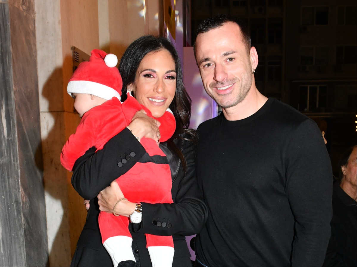 Ανθή Βούλγαρη: Στη φωταγώγηση του χριστουγεννιάτικου δέντρου του Πειραιά με τον σύζυγό της και τον γιο τους – Φωτογραφίες TLIFE