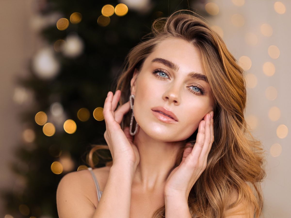 Christmas Skin Prep: Ο απόλυτος οδηγός προετοιμασίας της επιδερμίδας για τις γιορτές