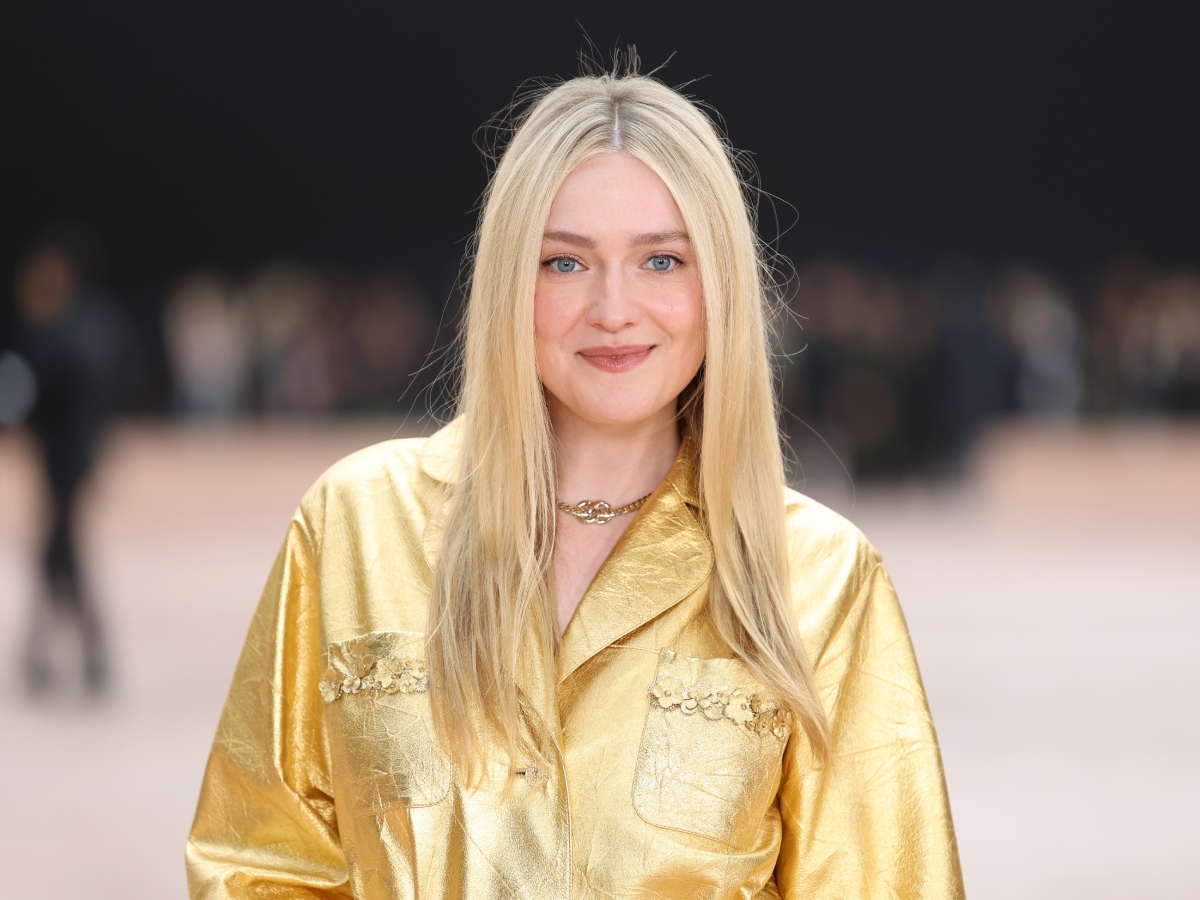 Το modern baroque μανικιούρ της Dakota Fanning είναι η μαξιμαλιστική πρόταση για τις γιορτές