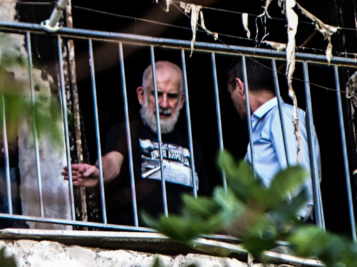Πέτρος Φιλιππίδης: «Είμαι έξι μήνες άστεγος και έχω καταστραφεί οικονομικά» – Τι απαντά για το πόρισμα μετά τη φωτιά στο σπίτι του
