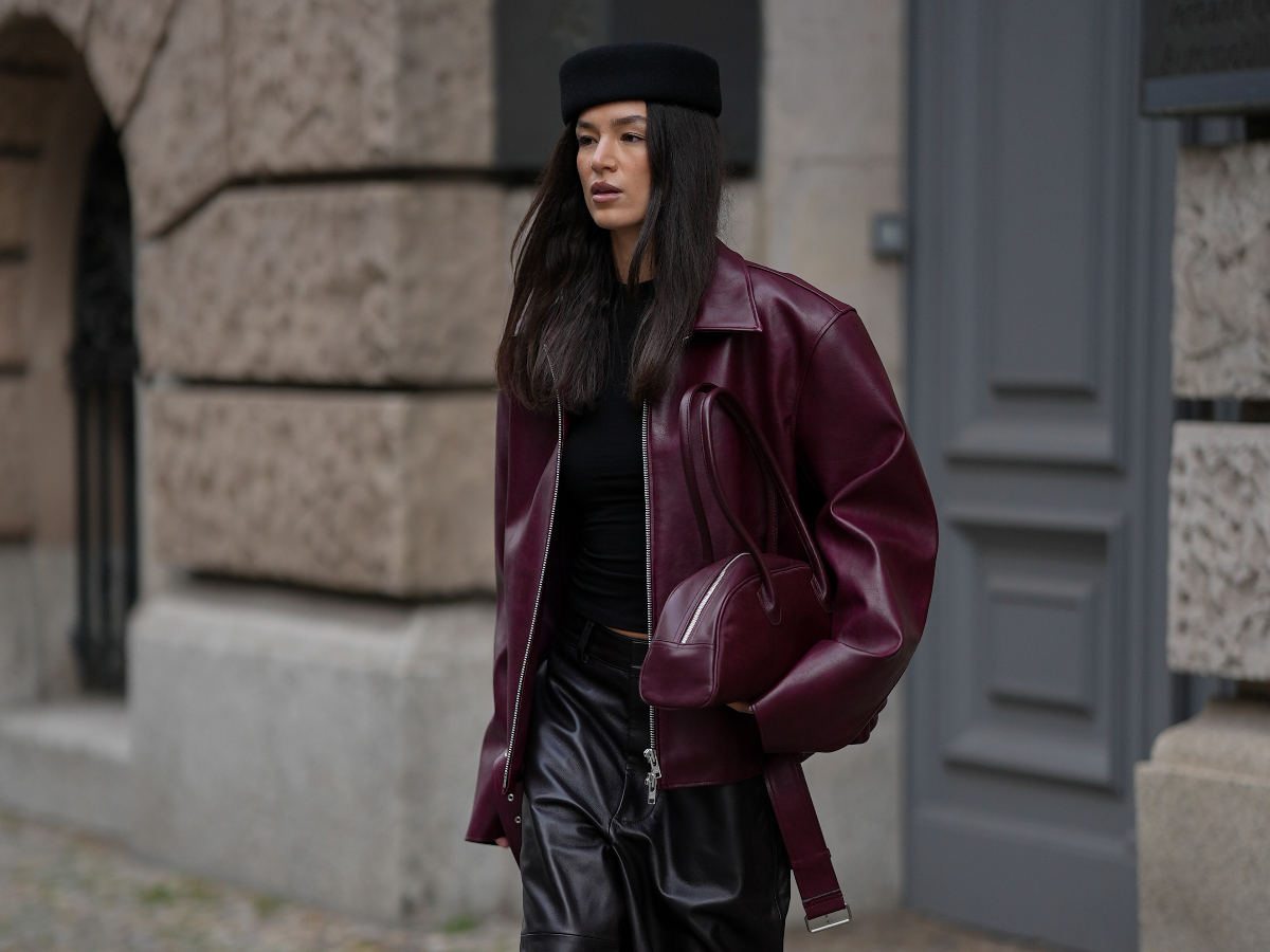 Ένα βουργουνδί πανωφόρι είναι ιδανικό για τις γιορτές