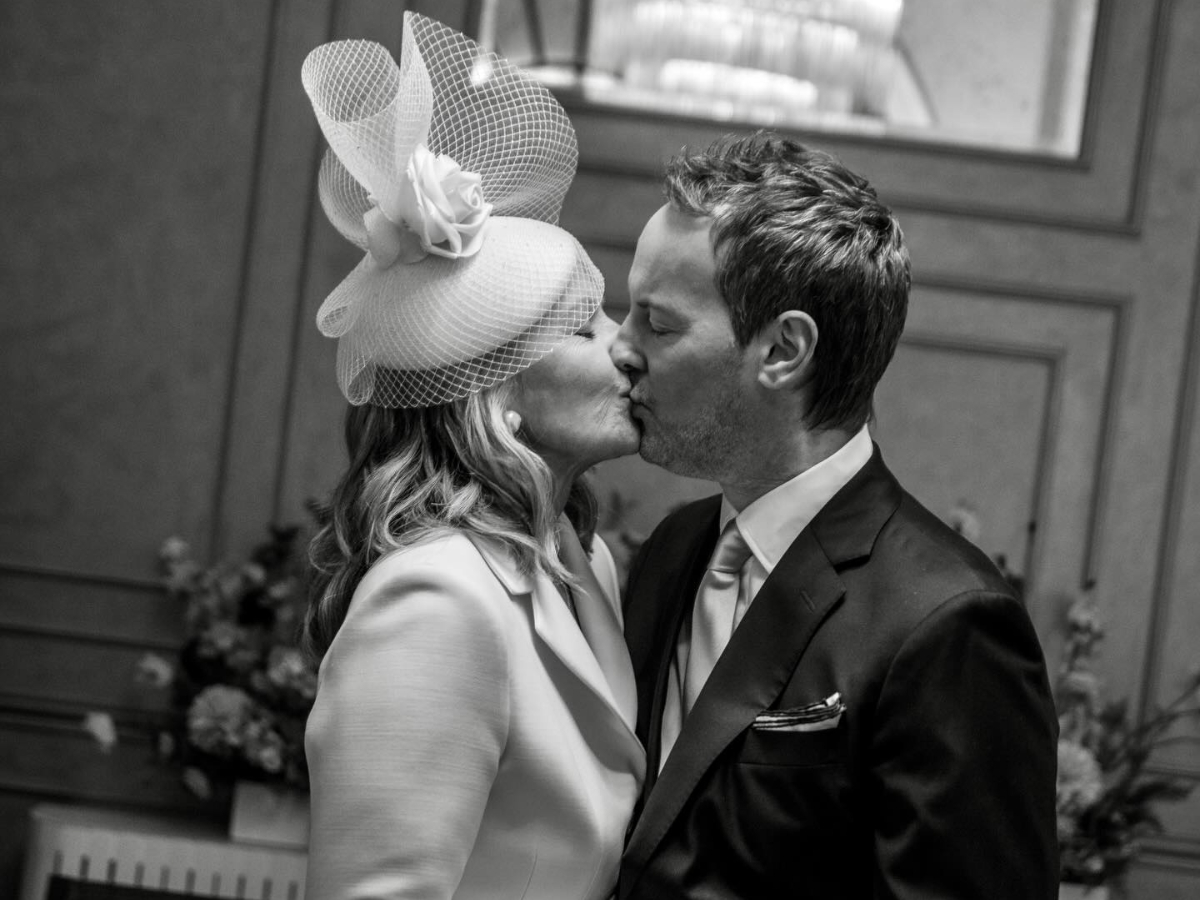 Kim Cattrall: Η Patricia Field κρύβεται πίσω από το statement bridal look της