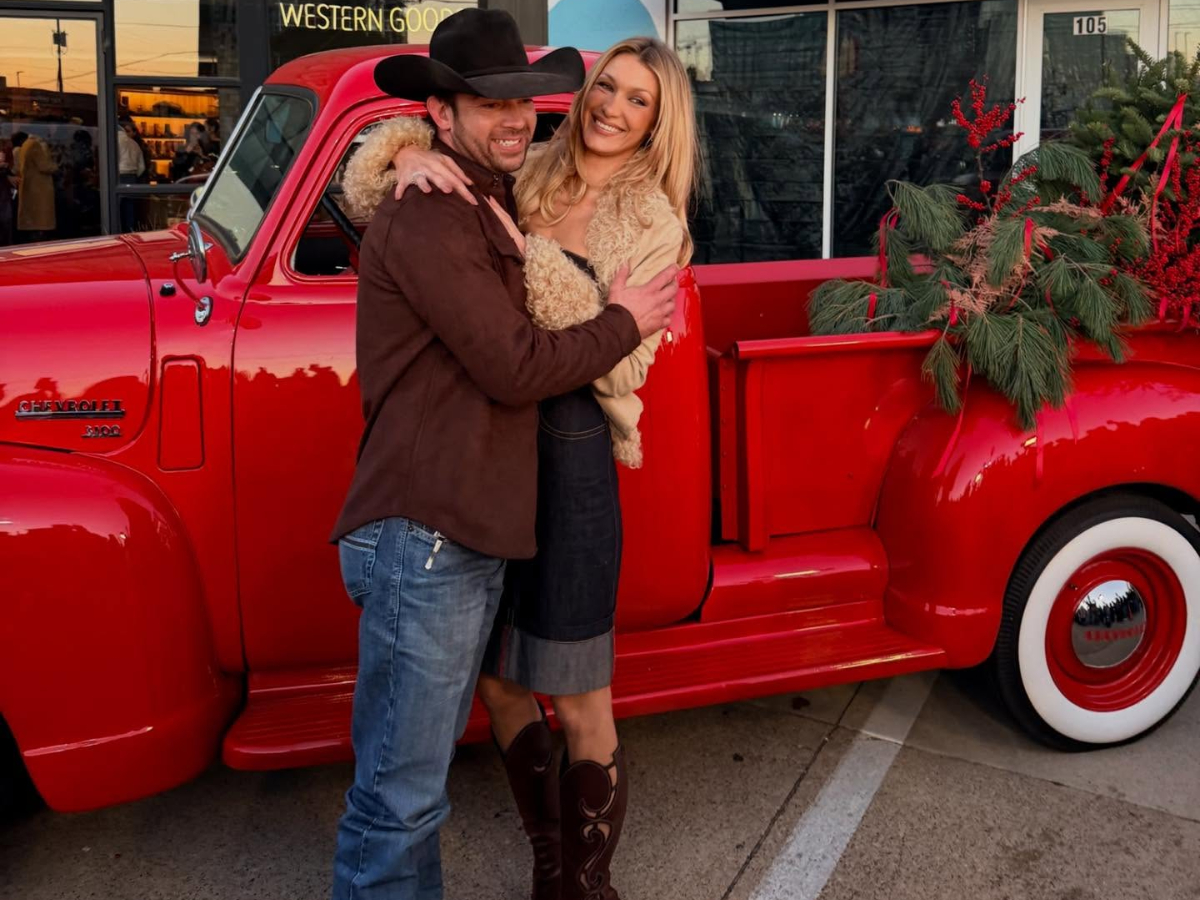 Bella Hadid: Σπάνια φωτογράφιση με τον αγαπημένο της σε χριστουγεννιάτικο mood