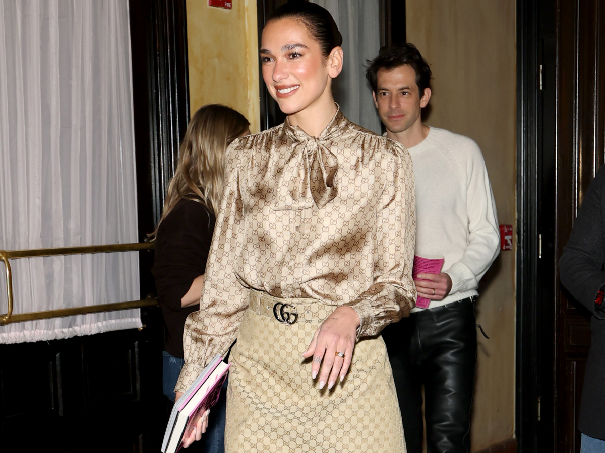 Logomania: Η Dua Lipa επαναφέρει την τάση με ένα chic Gucci look
