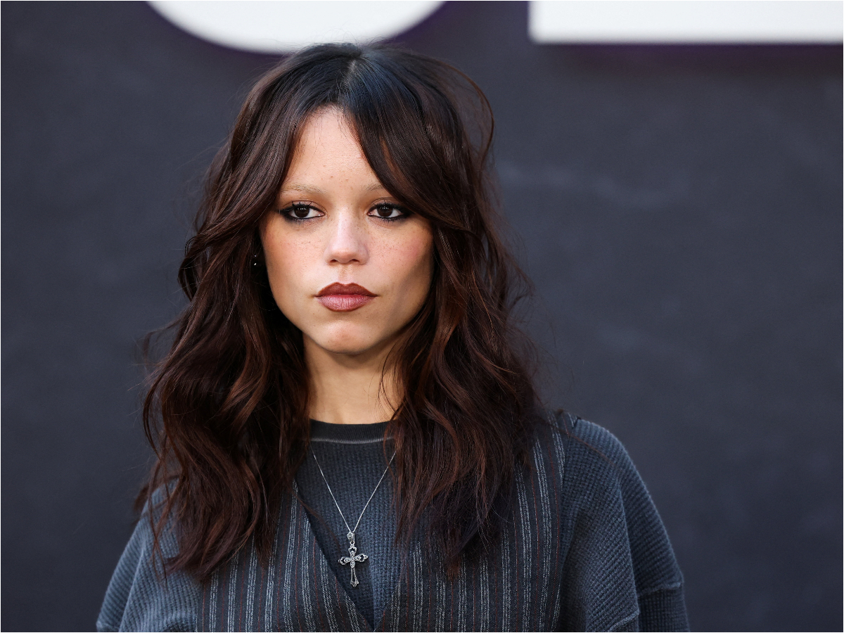 Αρβιλάκια: Η Jenna Ortega σου δείχνει πώς θα τα φορέσεις στο xmas party