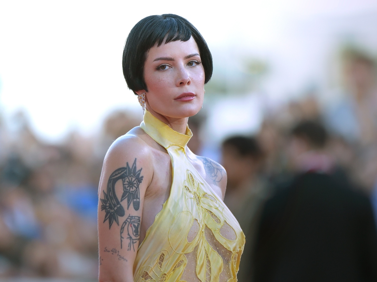 To vibrant μακιγιάζ στα μάτια της Halsey θα σου φτιάξει τη μέρα