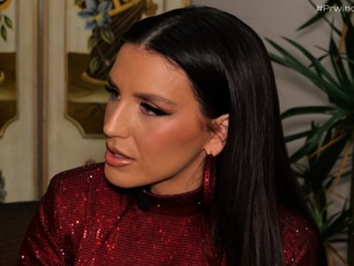 Ιουλία Καλλιμάνη: «Είμαι αληθινή, δε κρύβομαι πίσω από το δάχτυλό μου»