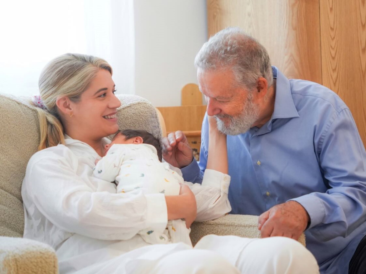 Τζένη Θεωνά: Οι τρυφερές φωτογραφίες του νεογέννητου γιου της με τους γονείς της – «Με συγκινεί το πρόσωπο του μπαμπά μου»