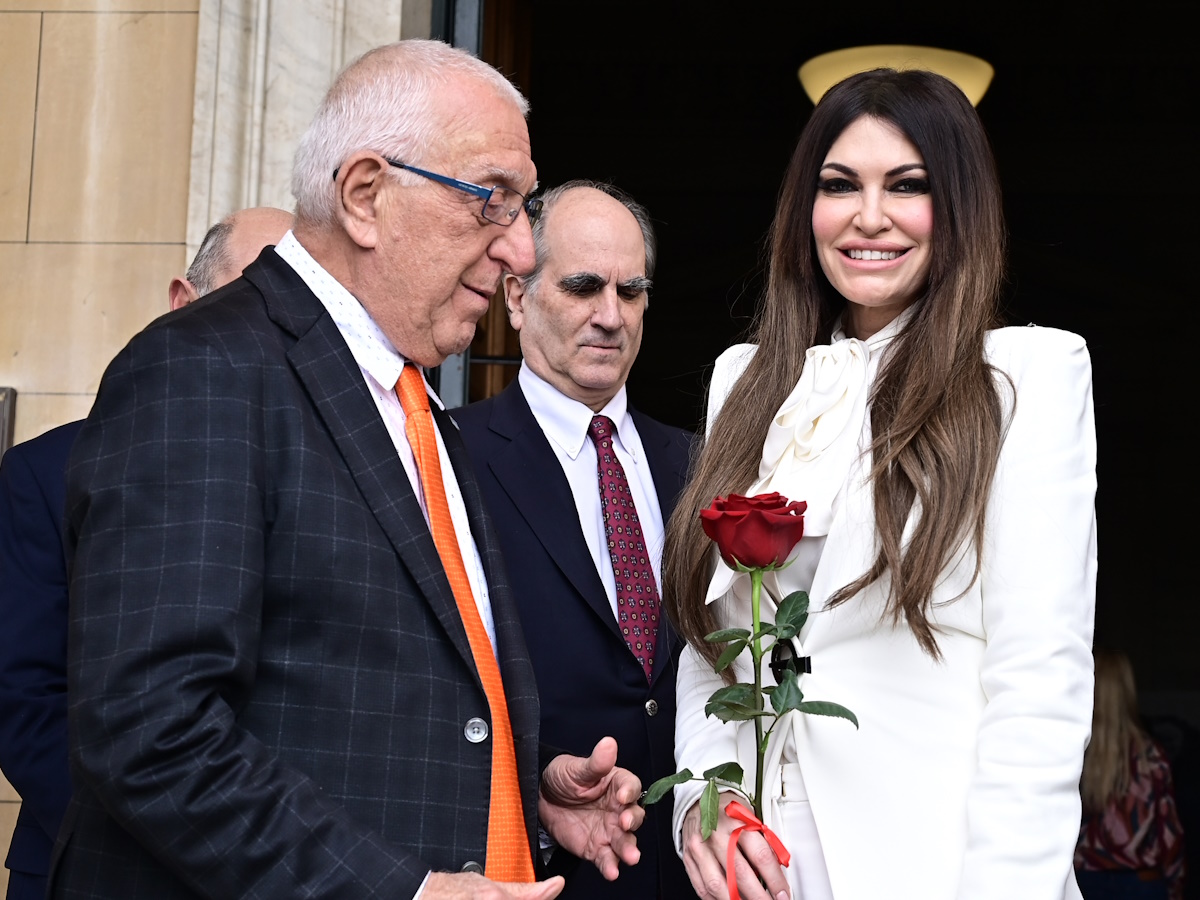 Στη Βουλή η Κίμπερλι Γκιλφόιλ: Ο Νικήτας Κακλαμάνης την υποδέχτηκε με ένα κόκκινο τριαντάφυλλο