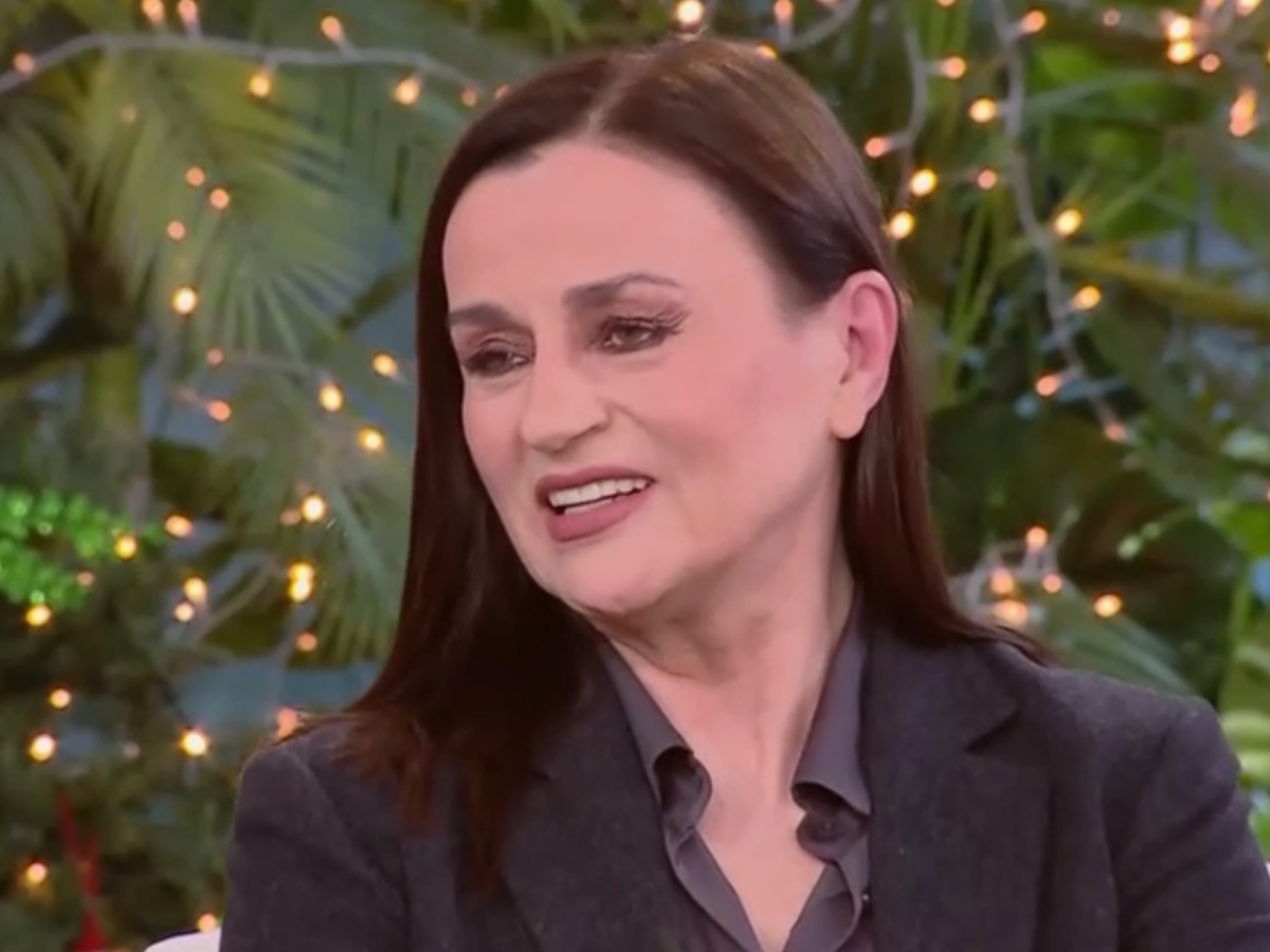 Καρυοφυλλιά Καραμπέτη: «Μου αρέσουν τα πρόσωπα που μπορούν να εκφραστούν και δεν είναι παγωμένα από χημικές ουσίες»