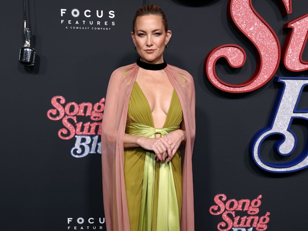 Η Kate Hudson με ένα τολμηρό color combo που ξυπνά αναμνήσεις από τη δεκαετία του 2000