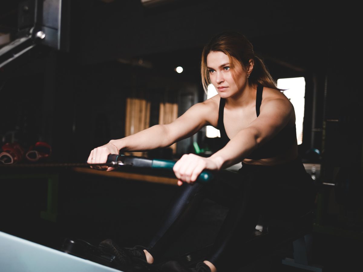 Κωπηλατικό: Η άσκηση που γυμνάζει όλο το σώμα και συνδυάζει αερόβιο και μυϊκή ενδυνάμωση