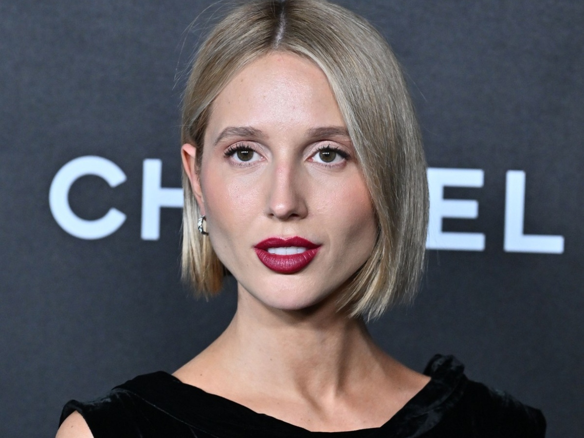 Μαρία Ολυμπία: Δίνει μαθήματα soft glam συνδυάζοντας τη λαμπερή σκιά με τη δημιουργία που φοράει