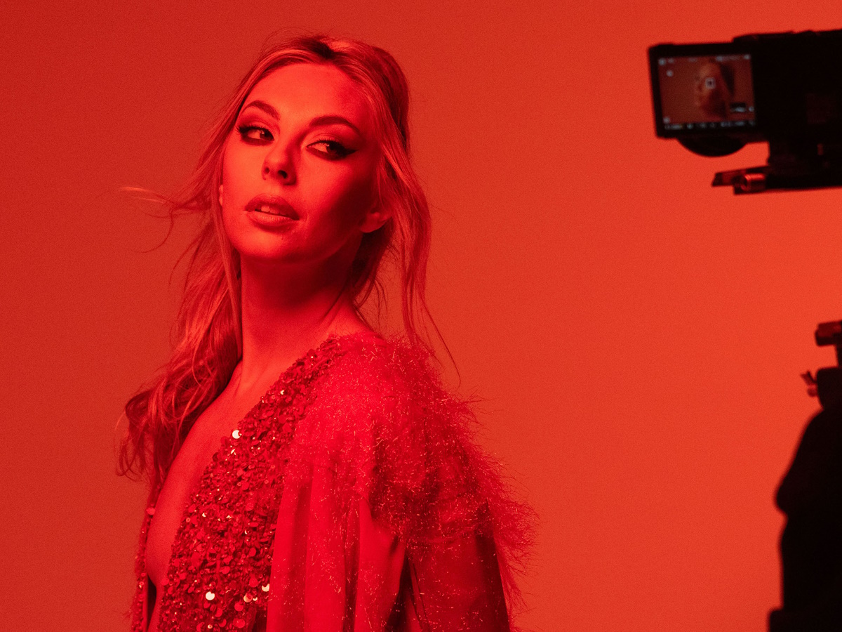 Ματίνα Ζάρα: Μας ταξιδεύει στο… Dubai μέσα από το νέο της video clip – Δες backstage φωτογραφίες