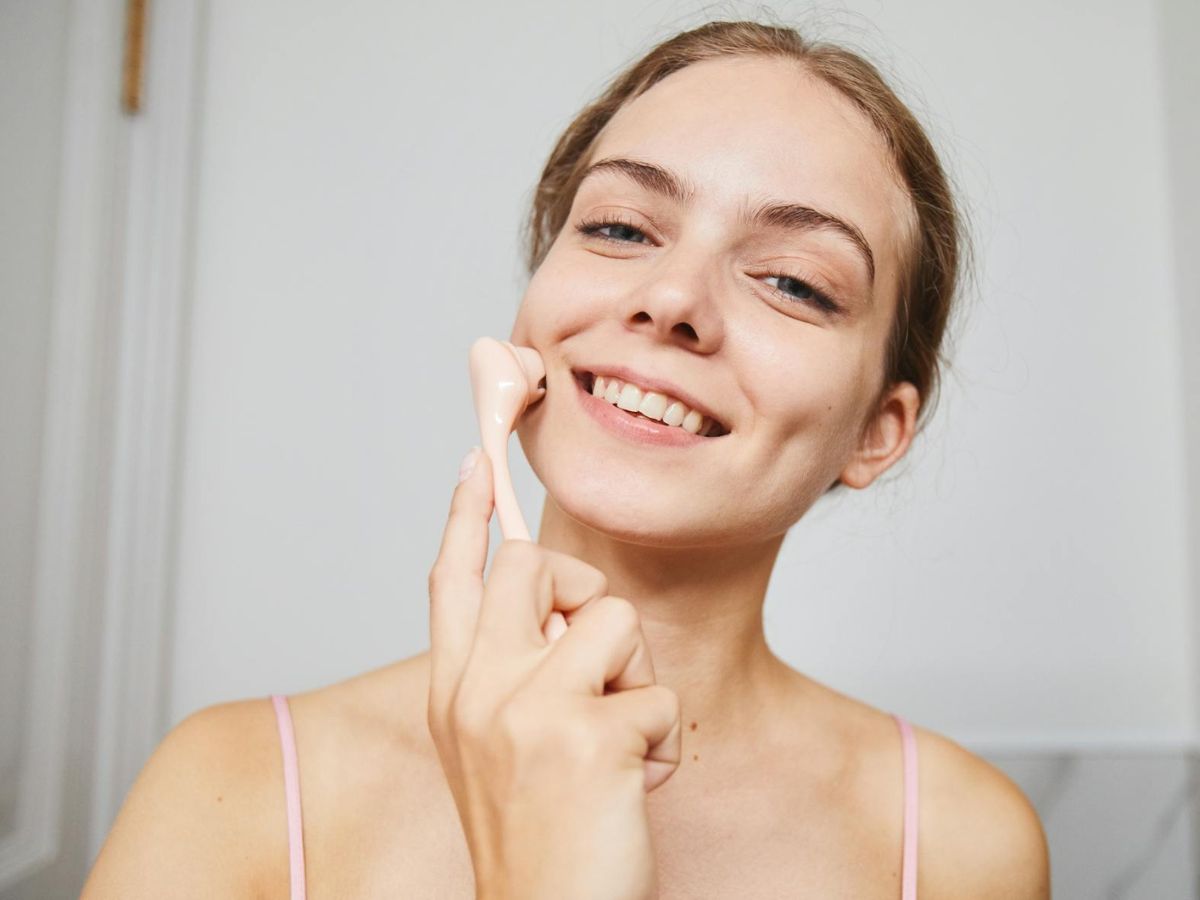 Μicroneedling στο σπίτι: Όλα όσα πρέπει να γνωρίζεις για ασφαλή περιποίηση με επαγγελματικά αποτελέσματα