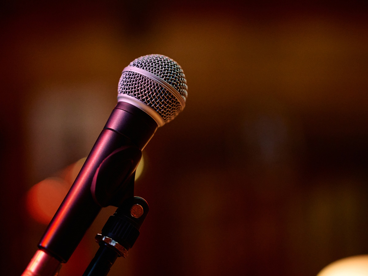 Γνωστή τραγουδίστρια πήρε… σβάρνα πέντε αυτοκίνητα στο Κολωνάκι – Φωτογραφία από το σημείο