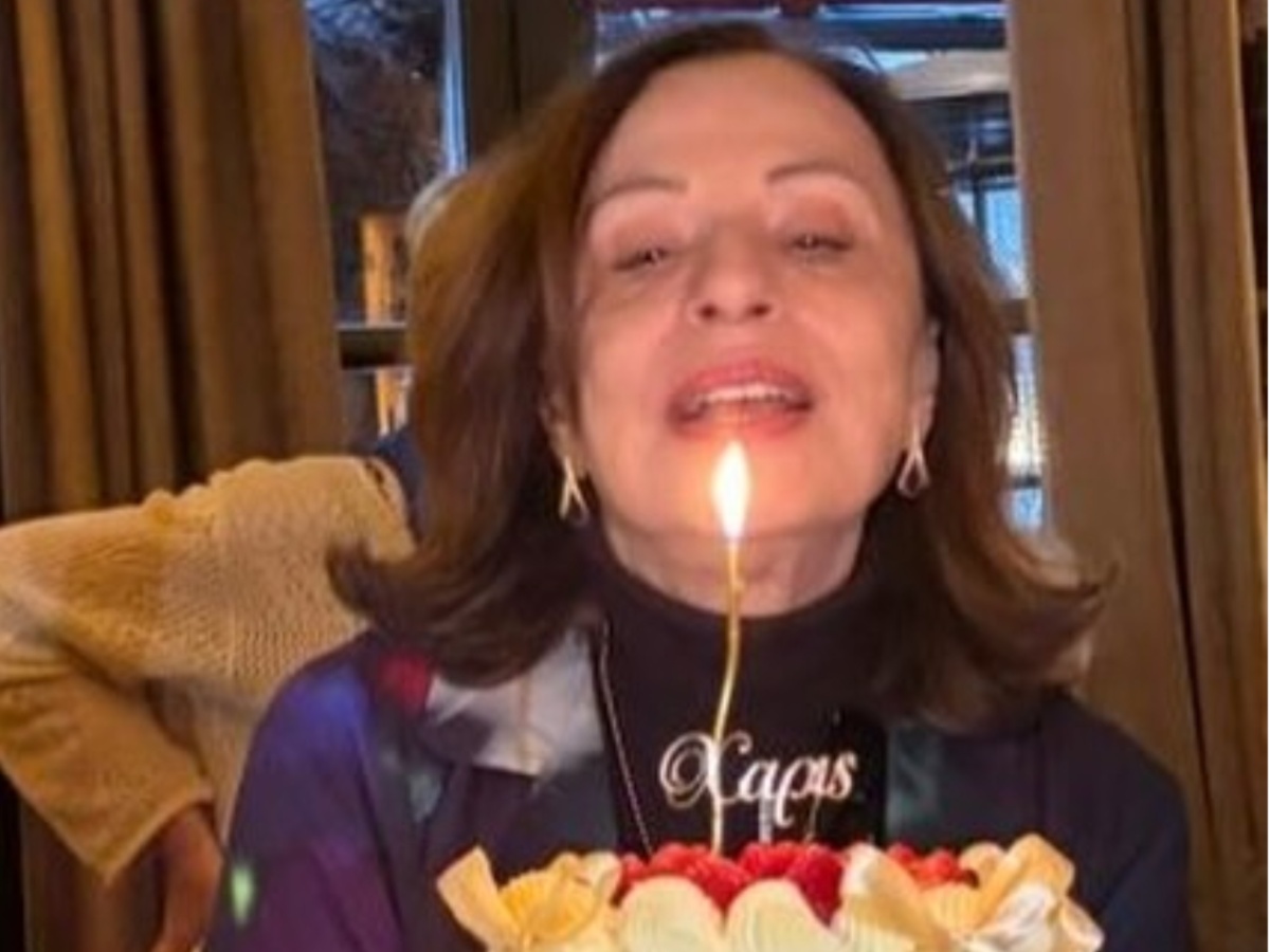 Χάρις Αλεξίου: Το «λεωφορείο των αναμνήσεων», η τούρτα έκπληξη και η «βροχή» ευχών από τον καλλιτεχνικό χώρο