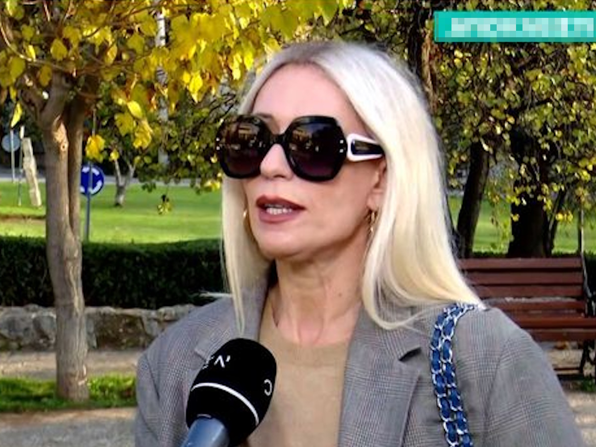 Μαρία Μπακοδήμου: «Στην τηλεόραση μου λείπει να ακούσω κάτι χρήσιμο – Δεν με ενδιαφέρουν οι κόντρες και η αυτοαναφορικότητα»