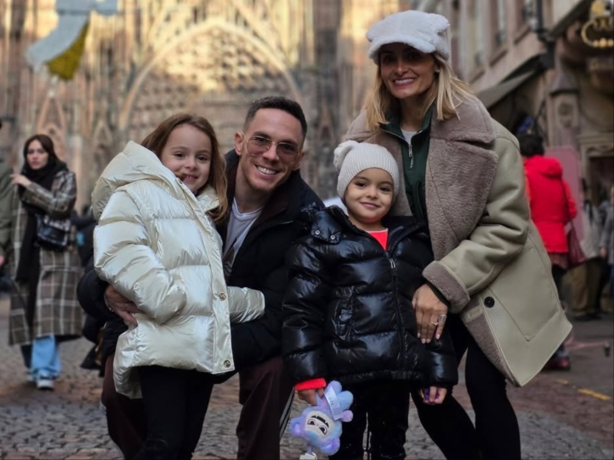 Λευτέρης Πετρούνιας – Βασιλική Μιλλούση: Το χριστουγεννιάτικο ταξίδι με τις κόρες τους στο Στρασβούργο – Φωτογραφίες