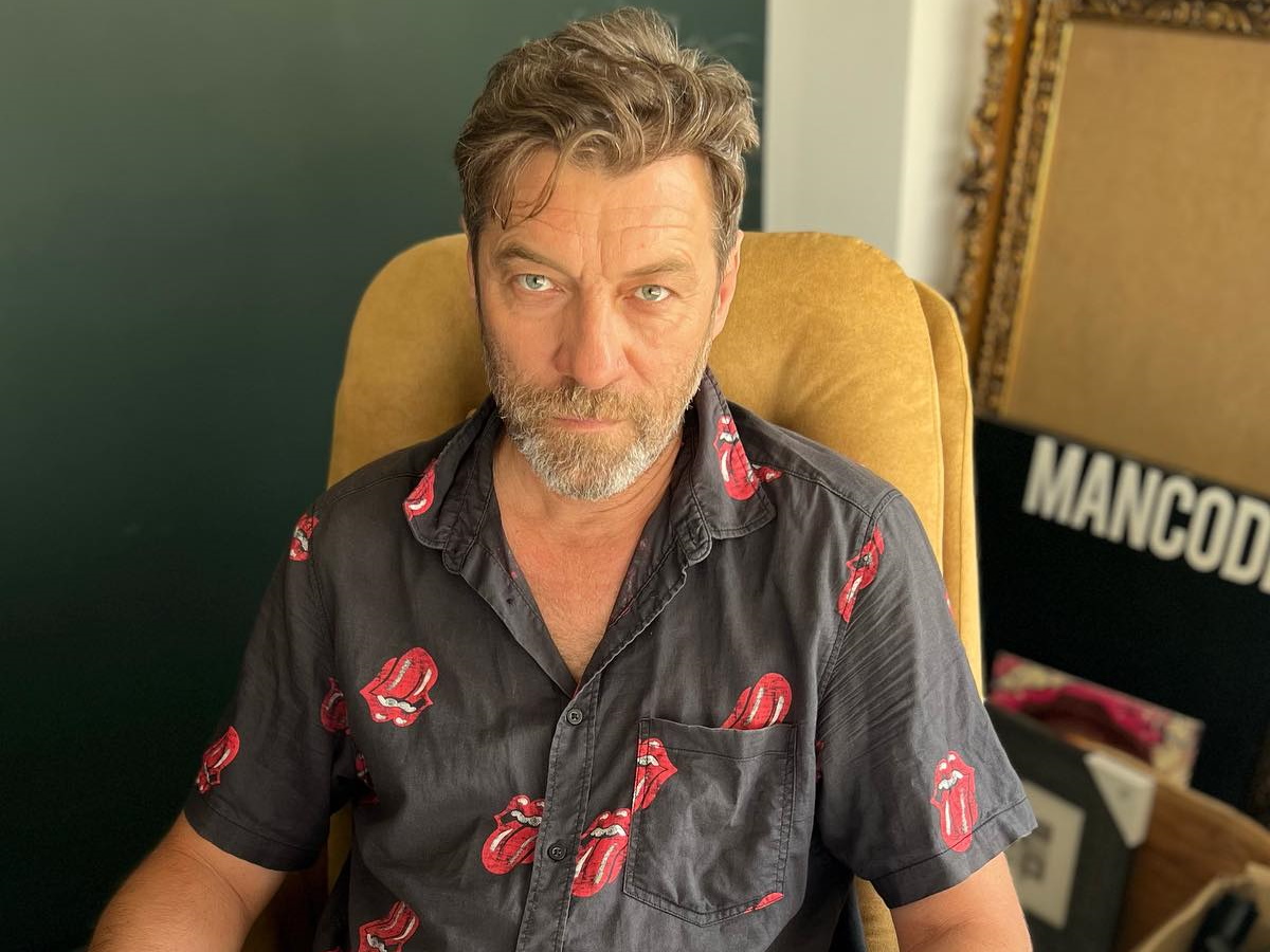 Γιάννης Στάνκογλου: Στόλισε το χριστουγεννιάτικο δέντρο μαζί με τα παιδιά του – Βίντεο