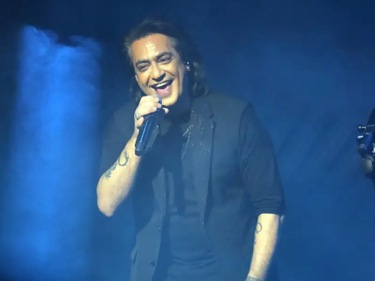 Διονύσης Σχοινάς – «Μαύρα Χριστούγεννα»: Κυκλοφόρησε το πιο ανατρεπτικό γιορτινό τραγούδι