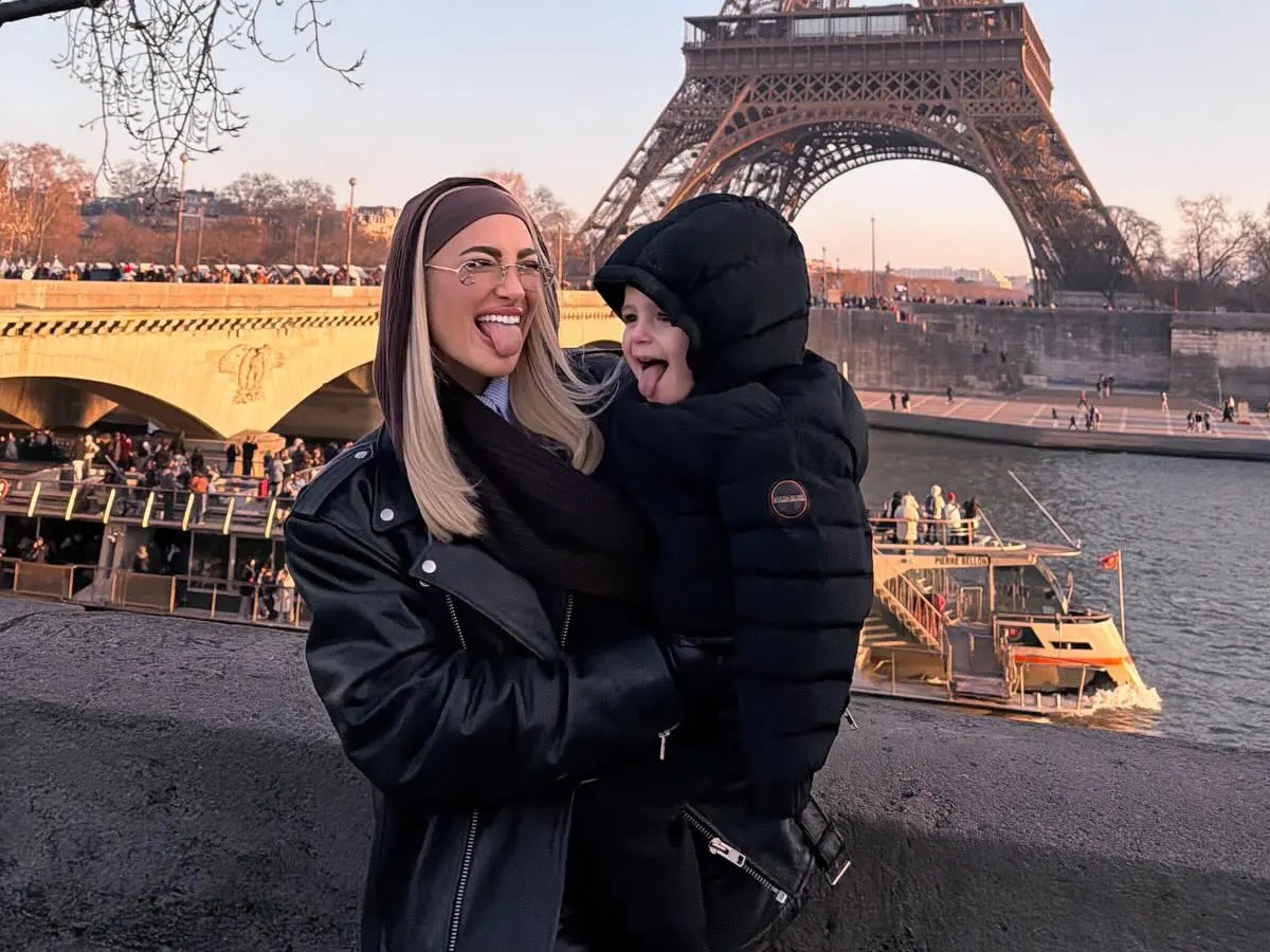 Ιωάννα Τούνη: Χριστουγεννιάτικη απόδραση στο Παρίσι με τον γιο της, Πάρη – Φωτογραφίες